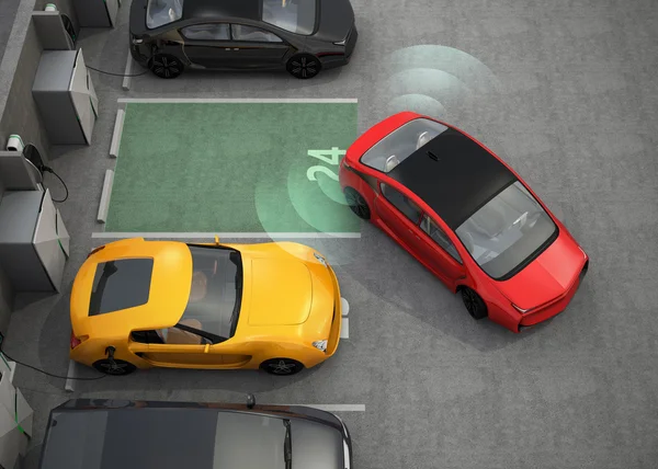 Auto elettrica rossa guida nel parcheggio con sistema di assistenza al parcheggio — Foto Stock