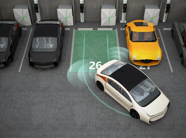 Vit elektriska bil kör in parkeringen med parkering assist system — Stockfoto