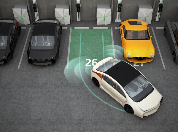 Voiture électrique blanche conduisant dans le parking avec système d'assistance au stationnement — Photo