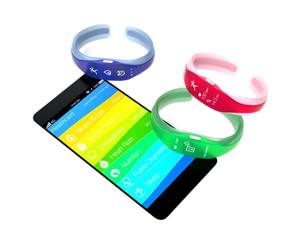 Bandas inteligentes coloridas y teléfonos inteligentes aislados sobre fondo blanco —  Fotos de Stock
