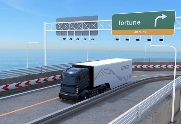 Camion hybride autonome sur l'autoroute — Photo