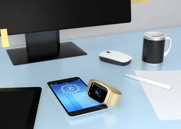 Reloj inteligente que sincroniza la aplicación de fitness con el teléfono inteligente en la mesa . — Foto de Stock
