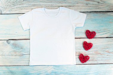 Kalp dekoru olan boş beyaz tişört, unisex sevgililer günü kıyafetleri. Stok fotoğrafı