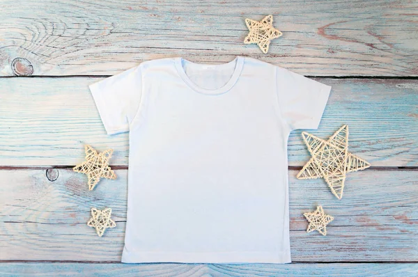 Ahşap arka planda beyaz tişört, üst manzara. Stok fotoğrafı.
