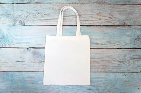 Çanta, kumaş kumaş kumaş çanta, boş şablon, ahşap arka planda izole edilmiş. Stok fotoğrafı.