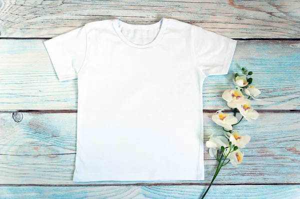 Bílé Tričko Květinou Dřevěném Pozadí Pohled Shora — Stock fotografie
