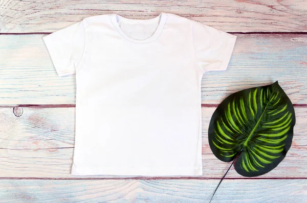 木製の背景 トップビュー ストックフォトの白いTシャツのモックアップ — ストック写真