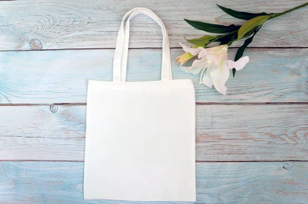 Çanta, kumaş kumaş kumaş çanta, ahşap arka planda boş şablon. Stok fotoğrafı.