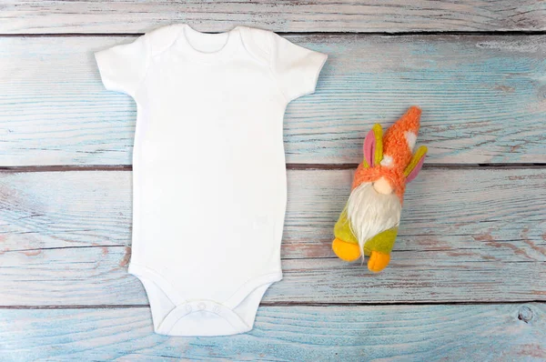 White Baby Bodysuit Mockup Gnome Wooden Background Styled Stock Photography — Stock Photo, Image