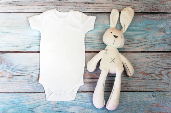 White Baby Bodysuit Mockup Wooden Background Styled Stock Photography Mock — Stock Photo, Image