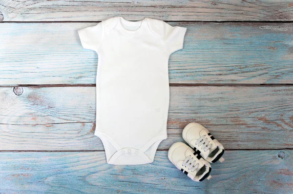 White Baby Bodysuit Mockup Wooden Background Styled Stock Photography Mock — Stock Photo, Image