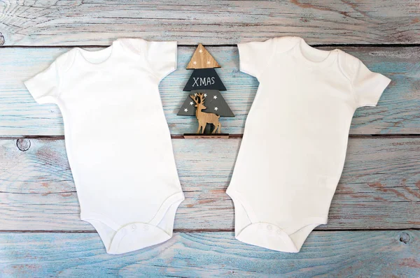 Layout Flat Put Christmas Two White Baby Bodysuit Wooden Background — Stock Photo, Image