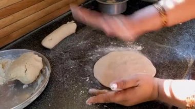 Hint kadınlarının mutfakta roti yapmalarını yakından izleriz.