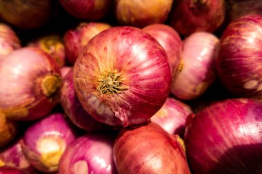 Taze kırmızı soğan grubu sepete izole edildi.