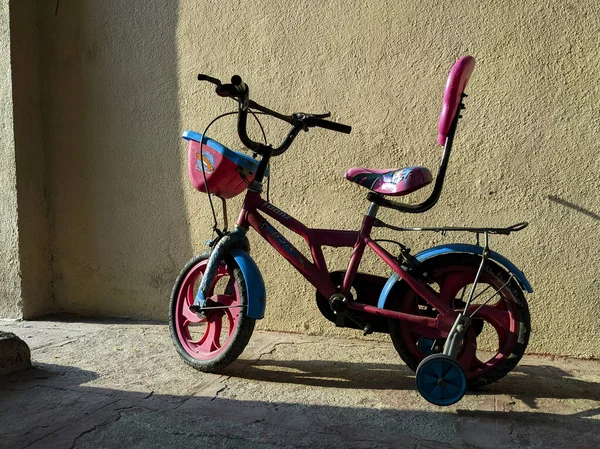 Tiro Cerca Bicicleta Los Niños Aislados Luz Del Sol Por — Foto de Stock