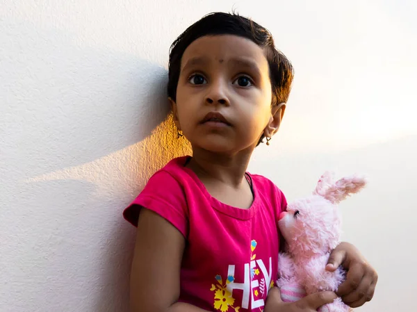 Крупный План Индийской Девочки Куклой Вечернем Свете Калабураги Карнатка Индия — стоковое фото