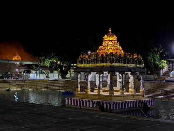 Hermosa Vista Nocturna Del Señor Sri Venkateshwara Pushkarini Kunda Tirupati —  Fotos de Stock