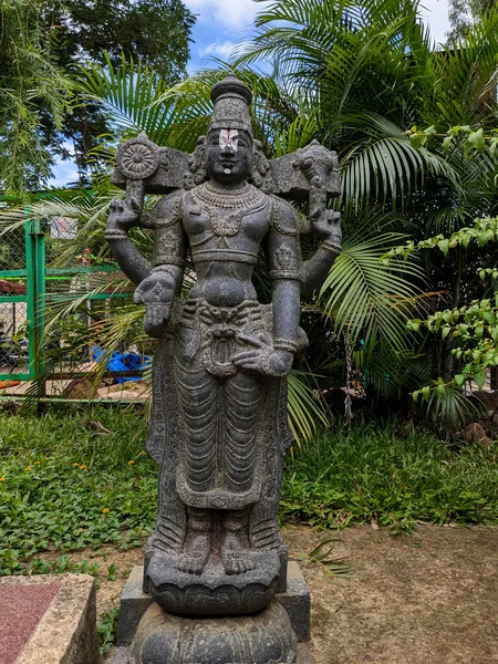 Vista Del Signore Sri Venkateshwara Idolo Pietra Isolato Nel Giardino — Foto Stock