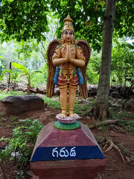 Tiro Largo Pie Estatua Garuda Jardín Roca Arco Natural Tirumala — Foto de Stock