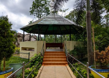 Tirumala 'daki Doğal Kaya Bahçesi' nde turistleri rahatlatan bir manzara: Tirumala, Andhra Pradesh, Hindistan-10 Temmuz 2021