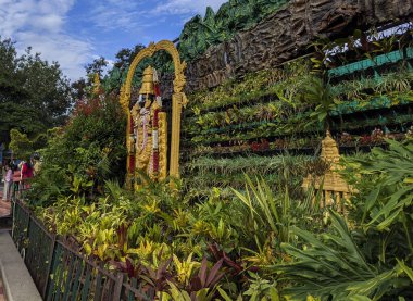 Tirupati 'de izole edilmiş Güzel Lord Tirupati Balaji duvar resmi idolü: Tirupati, Andhra Pradesh, Hindistan-10 Temmuz 2021