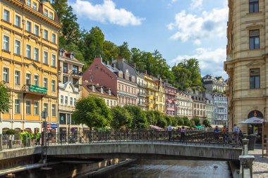 Karlovy Vary, Çek Cumhuriyeti-12 Eylül 2020. Çek 'in ünlü spa şehrinde renkli cepheli kanal ve sokak manzarası. Bohemya 'nın romantik mimarisi. Kaplıcalarda yürüyen insanlar