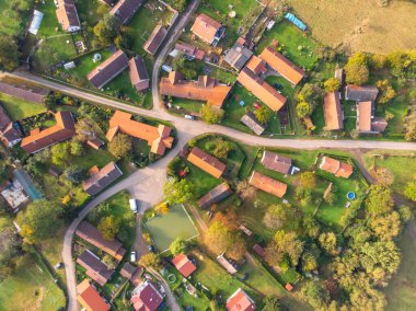 Küçük bir köyün havadan görünüşü. Çekçe 'deki geleneksel konutların üst görüntüsü. Uydu görüntüsü ile dümdüz aşağıya bakıyorlar. Yukardan evler, gayrimenkul konsepti. Country road şehir manzarası.