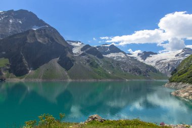 Kaprune yakınlarındaki yüksek dağ gölünün güzel manzarası. Avusturya Alpleri 'ndeki Mooserboden barajına yürüyüş. Doğada sakin bir rahatlama.