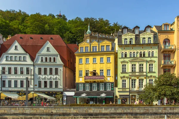 Karlowe Wary Czechy Września 2020 Widok Kolorowych Domów Tradycyjnych Budynków — Zdjęcie stockowe
