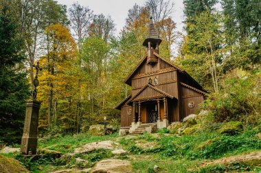 Eski ahşap hac ibadeti, Bakire Meryem Kilisesi, CZ: Stozecka kaple, ve demir haç, Çek Cumhuriyeti, Sumava Milli Parkı, 950 metre yüksekliğindeki bir ormanda duruyor. Ahşap oymacılığı.