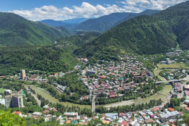 Borjomi, Gürcistan 'ın mineral suyu ile ünlü hava manzarası. Resimli Borjomi Gorge. Gürcü doğasında yürüyüş. Yeşil manzara, nehir vadisi, harika doğa. Borjomi-Kharagauli Milli Parkı.