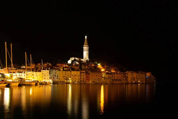 Rovinj Istrien Kroatien Utsikt Över Natten Stad Belägen Vid Kusten — Stockfoto