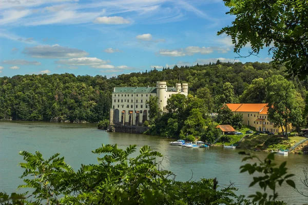 View of Orlik Castle, must see in the Czech Republic.Famous tourist place on a rock above Vltava river.Beautiful summer landscape with Orlik Water Reservoir and boats.Travel background space for text. — Stock Photo, Image
