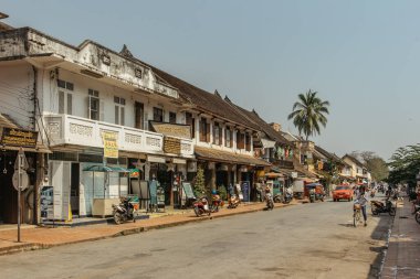 Luang Prabang, Laos - Şubat 2020. Renkli koloni evleri ve ünlü gece marketleriyle dolu Kingkitsalat Caddesi. Mekong Nehri 'ndeki şehir. UNESCO Dünya Mirası Sitesi. Şehir hayatı seyahat geçmişi.