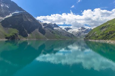 Kaprune yakınlarındaki yüksek dağ gölünün güzel manzarası. Avusturya Alpleri 'ndeki Mooserboden barajına yürüyüş. Doğada sakin bir rahatlama.