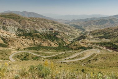 Selim Geçidi, Ermenistan. Ermeni İpek Yolu. Vadi manzarası, dağlar, ıssız yerler. Dağlarda zikzak yol..