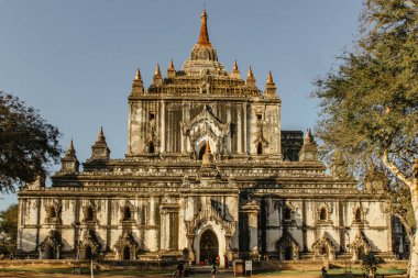 Old Bagan, Myanmar - 27 Ocak 2020. Bagan düzlüklerinde yükselen Majestic Pagoda tapınağı. Budist antik pagoda. Old Bagan 'daki Myanmar tapınakları. Burma dini.