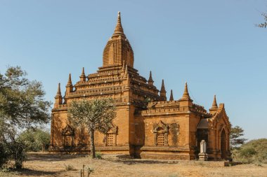 Old Bagan, Myanmar - 27 Ocak 2020. Budist antik pagoda. Bagan 'daki eski tapınakların panoraması. Buda heykelli bir grup antik pagoda. Egzotik tatil seyahati konsepti..