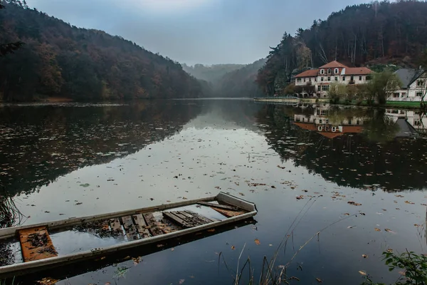 Vista Bonita Queda Lago Barco Madeira Velho Casa Abandonada Reflexões — Fotografia de Stock