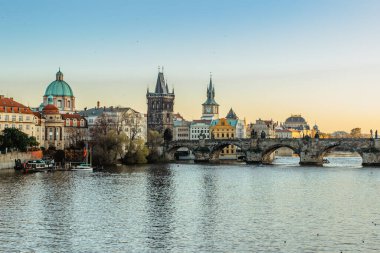 Charles Köprüsü, Karluv Most, Old Town, Vltava Nehri, Prag, Çek Cumhuriyeti. Gün batımında eski şehrin binaları ve simgeleri. İnanılmaz Avrupa şehir manzarası. Popüler turizm merkezi. Renkli şehir manzarası.