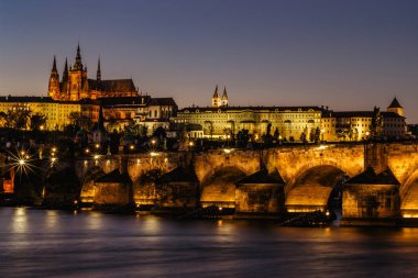 Çek Cumhuriyeti 'nin başkenti Prag Panorama' nın kartpostallı görüntüsü. Prag Şatosu, Charles Köprüsü, Vltava nehri renkli gün batımında. Ünlü turizm beldesi. Gece kenti..