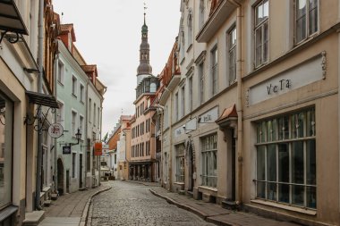 Tallinn, Estonya-21 Ağustos 2019. Tallinn 'deki Eski Şehir parke taşı boş sokaklara sahip. Baltık' taki ortaçağ şehri. Güzel Avrupa şehri manzarası.