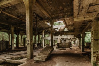 Eski teneke madeninin terk edilmiş boş binalarının manzarası. Endüstriyel kirli bina içi. Rolava, Ore dağları, Çek Cumhuriyeti 'ndeki hasarlı fabrika.