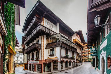 St. Wolfgang, Avusturya-4 Ekim 2020. Wolfgang Gölü kıyısındaki küçük pazar kasabasının manzarası, Salzkammergut bölgesi. Avusturya kültür turizm merkezi. Hac kilisesi ve çarklı tren yolu..