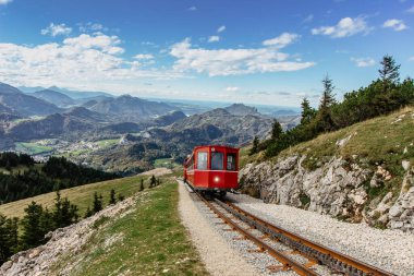 Schafbergbahn Cog Demiryolu, St. Wolfgang, Avusturya 'dan Schafberg' e kadar uzanıyor. Alpler 'in tepesine, yemyeşil ormanlara ve yemyeşil alanlara yolculuk. Güzel dağ manzarası. Wolfgangsee Gölü manzarası..