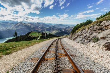 Schafbergbahn Cog Demiryolu, St. Wolfgang, Avusturya 'dan Schafberg' e kadar uzanıyor. Alpler 'in tepesine, yemyeşil ormanlara ve yemyeşil alanlara yolculuk. Güzel dağ manzarası. Wolfgangsee Gölü manzarası..