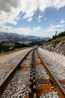 Schafbergbahn Cog Demiryolu, St. Wolfgang, Avusturya 'dan Schafberg' e kadar uzanıyor. Alpler 'in tepesine, yemyeşil ormanlara ve yemyeşil alanlara yolculuk. Güzel dağ manzarası. Wolfgangsee Gölü manzarası.