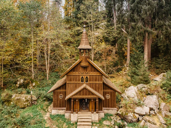 聖母マリアの木製の巡礼農村チャペル 950Mの高度で森の中にStozeckaカップルと鉄のクロス立って チェコ共和国 スマヴァ国立公園 — ストック写真