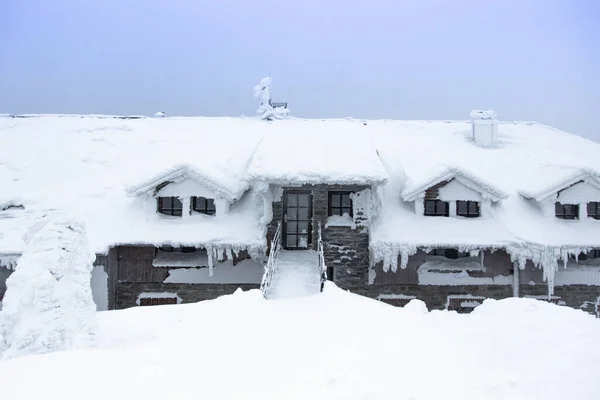 雪の下で家と冬のパノラマの風景雪と霜の素晴らしい冬の背景写真と豪華な冬のシーン素晴らしい霜の多い天気寒い日屋外 冬の雪嵐の家 — ストック写真