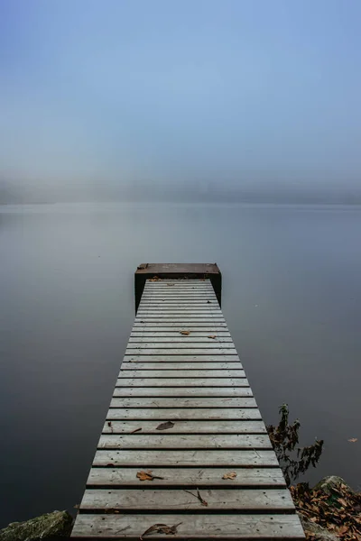 Geheimnisvoller Morgen See Nebelige Herbstkrimi Atmosphäre Holzsteg Auf Dem Teich — Stockfoto